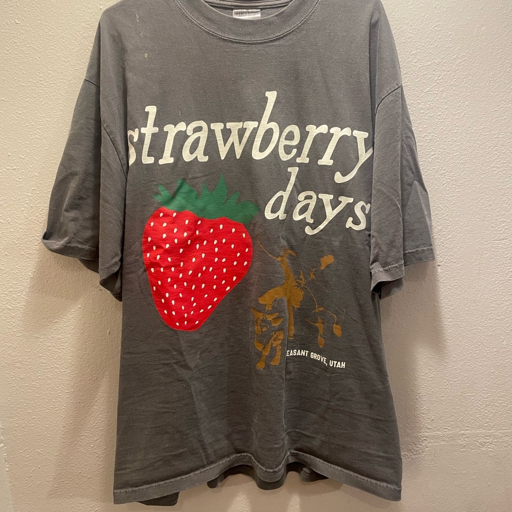 Gray 'Strawberry Days' Graphic T-Shirt